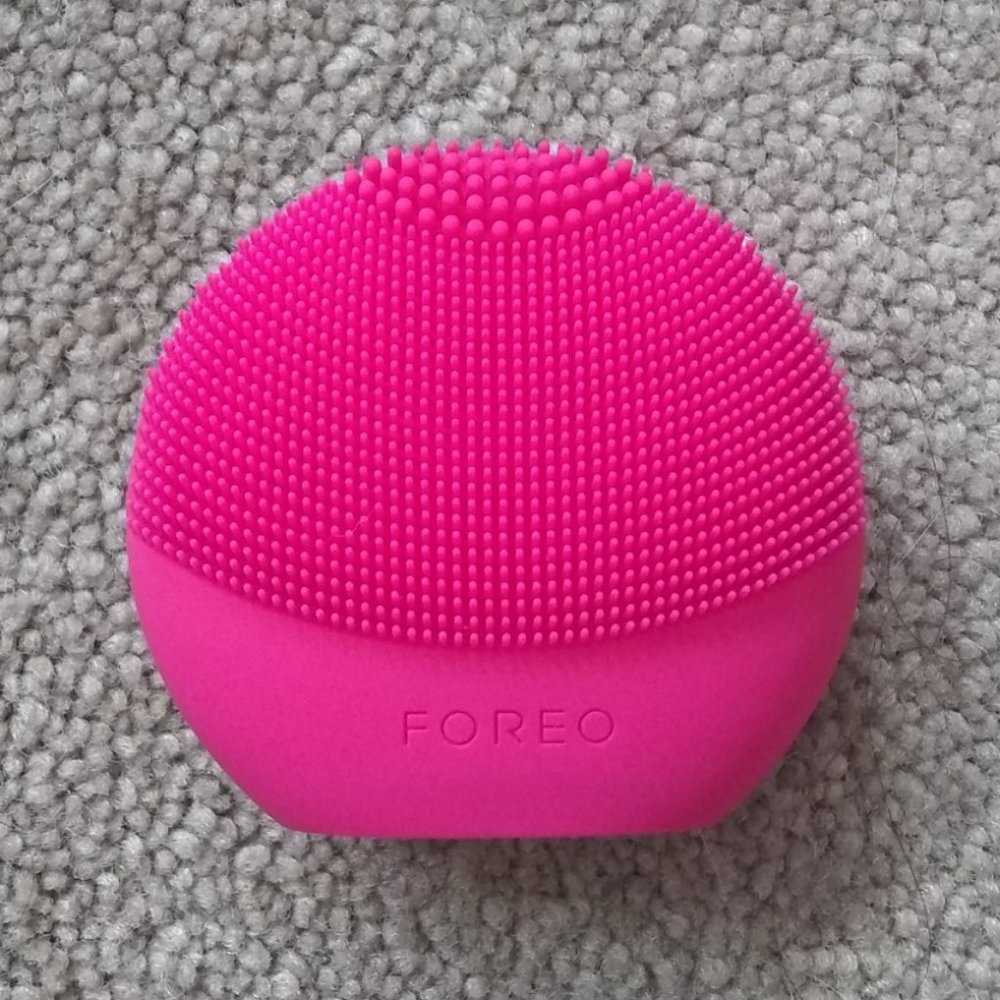 FOREO Luna Foto Facial Cleansing Device